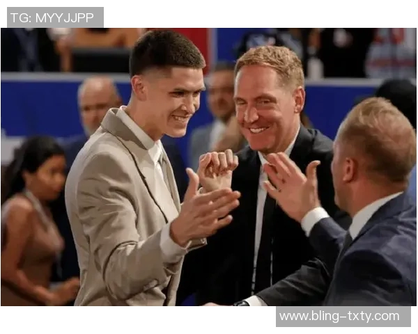 姚明与篮网新秀杰明同框合影引发热议谁能在巨人面前不变矮人